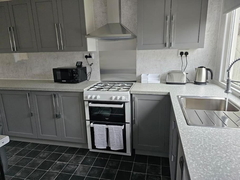 Airport,nec,jlr,bham. Entire House 5 Beds. * Birmingham