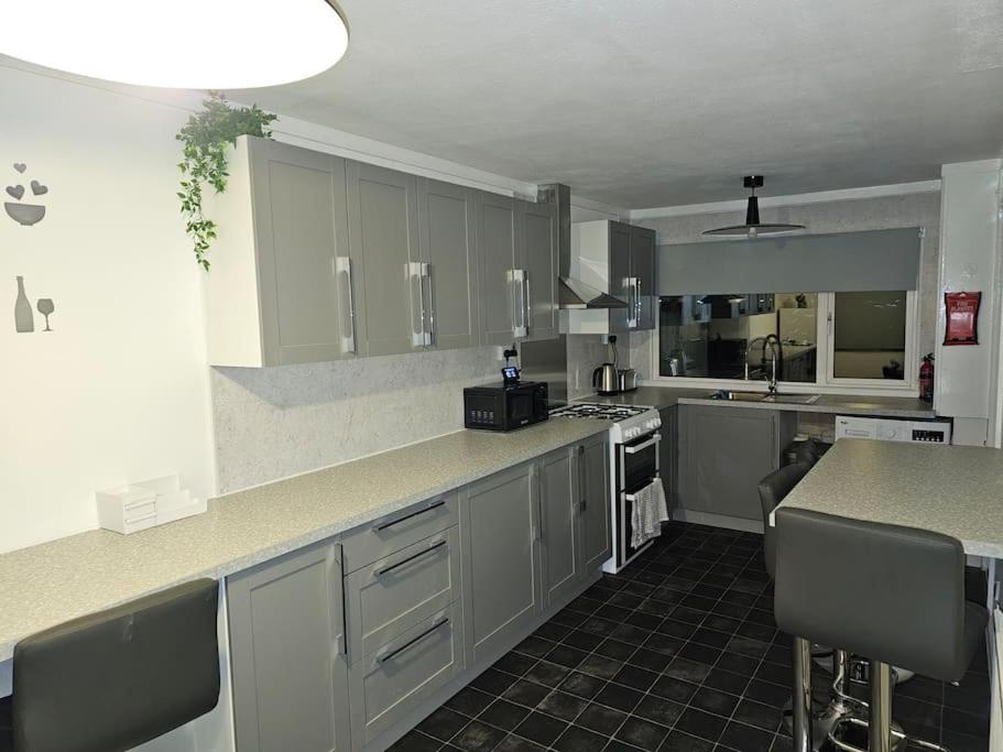 Airport,nec,jlr,bham. Entire House 5 Beds. * Birmingham