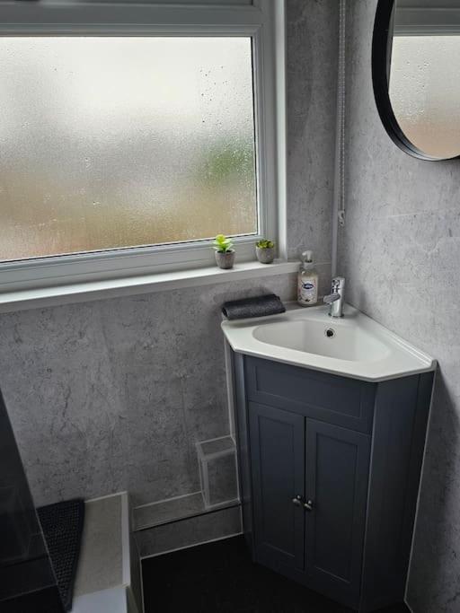 Holiday home Airport,nec,jlr,bham. Entire House 5 Beds. Birmingham