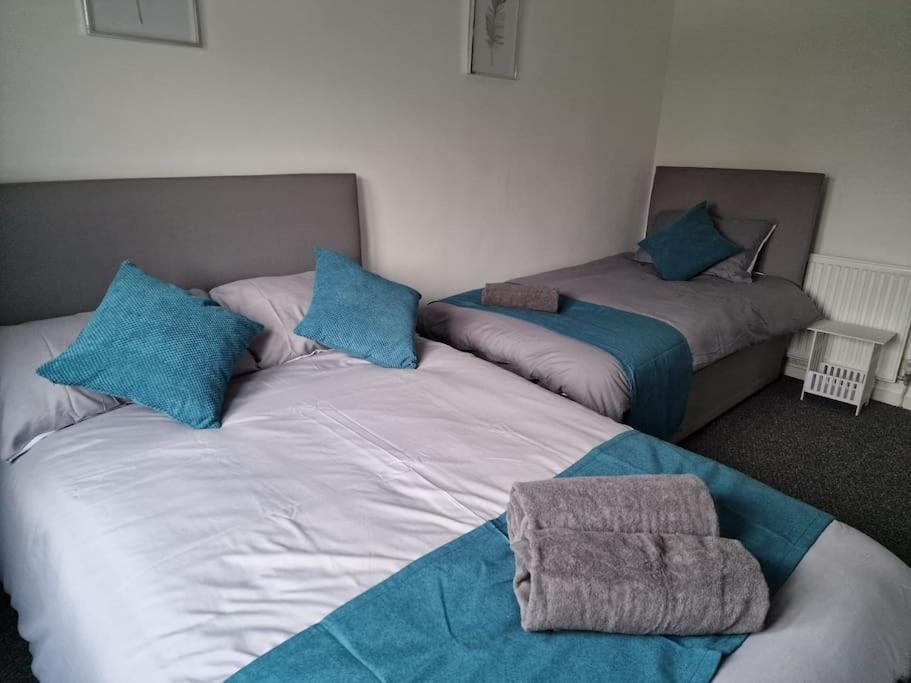 Airport,nec,jlr,bham. Entire House 5 Beds. Birmingham
