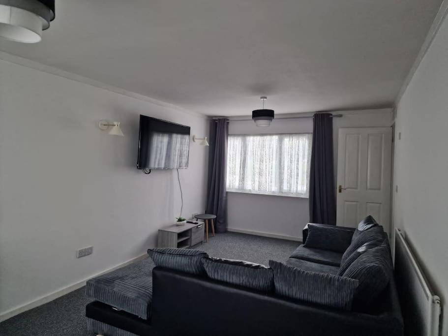 Holiday home Airport,nec,jlr,bham. Entire House 5 Beds. Birmingham