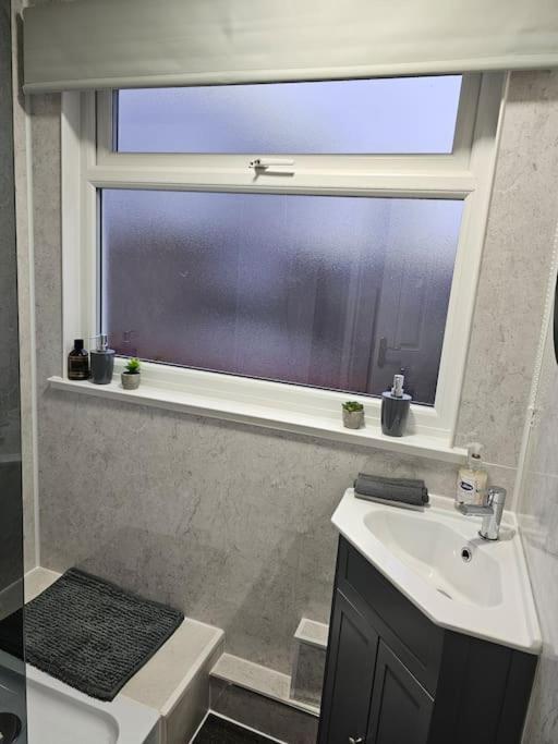 Airport,nec,jlr,bham. Entire House 5 Beds. Holiday home
