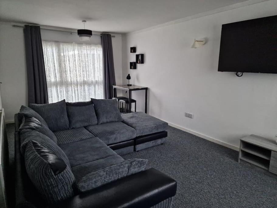 Airport,nec,jlr,bham. Entire House 5 Beds. Holiday home Birmingham