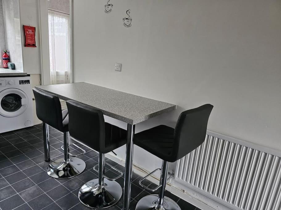 Airport,nec,jlr,bham. Entire House 5 Beds. Holiday home *